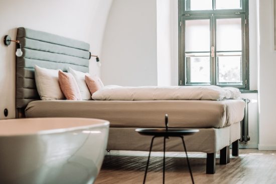découvrez des astuces et des idées créatives pour optimiser l'espace dans une petite chambre. transformez votre petit espace en un refuge confortable et stylé avec des conseils de décoration, de rangement et d'aménagement adaptés.