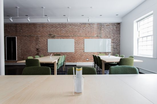 découvrez les principes de la conception de bureaux ergonomiques qui favorisent le confort et la productivité. optimisez votre espace de travail avec des meubles adaptés et des aménagements intelligents pour améliorer votre bien-être au bureau.