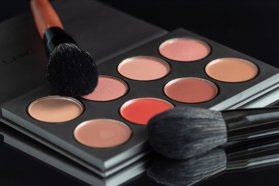 découvrez des astuces essentielles pour l'entretien de vos pinceaux de maquillage. apprenez à les nettoyer et à les entretenir correctement pour prolonger leur durée de vie et garantir un maquillage impeccable.