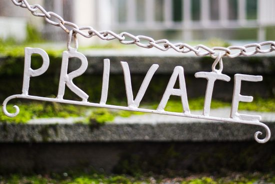 découvrez nos écrans de confidentialité, la solution idéale pour protéger votre espace personnel et professionnel. profitez d'une intimité accrue tout en préservant la luminosité naturelle. parfait pour les bureaux, salons ou tout lieu nécessitant une séparation esthétique et fonctionnelle.