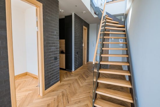 découvrez notre sélection de revêtements de sol alliant style et durabilité. que vous recherchiez du parquet, du stratifié ou du vinyle, trouvez le sol parfait pour embellir votre intérieur et répondre à tous vos besoins.