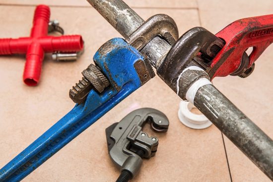 assurez la longévité et l'efficacité de vos fenêtres avec notre service de maintenance spécialisé. profitez d'une performance optimale et d'une isolation accrue grâce à nos conseils d'experts et à notre expertise en entretien.
