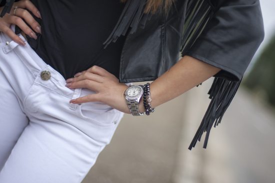découvrez notre collection d'accessoires d'été indispensables pour parfaire votre look estival. des chapeaux ensoleillés aux lunettes de soleil tendance, trouvez tout ce qu'il vous faut pour profiter des journées ensoleillées avec style.