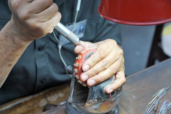 découvrez notre sélection de bancs de travail robustes et polyvalents, idéaux pour les professionnels et les bricoleurs. trouvez le plan de travail parfait pour vos projets, alliant qualité et fonctionnalité.